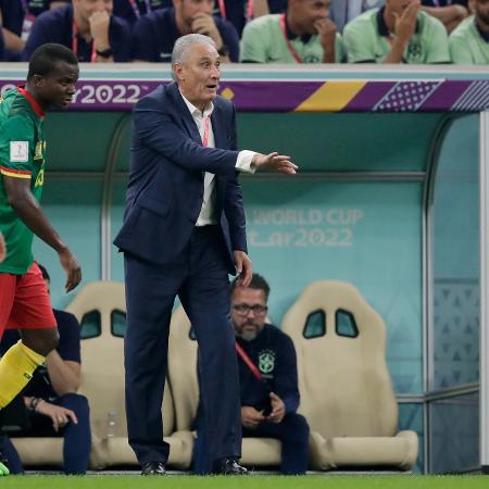 Tite orienta jogadores do Brasil na partida diante da seleção de Camarões, pela Copa do Mundo do Qatar - Dale MacMillan/Soccrates/Getty Images