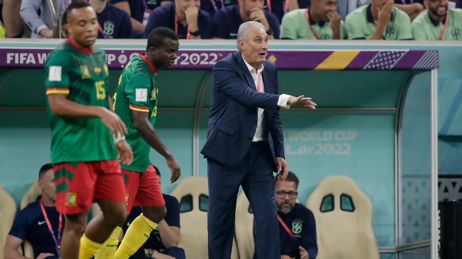 Tite orienta jogadores do Brasil na partida diante da seleção de Camarões, pela Copa do Mundo do Qatar - Dale MacMillan/Soccrates/Getty Images