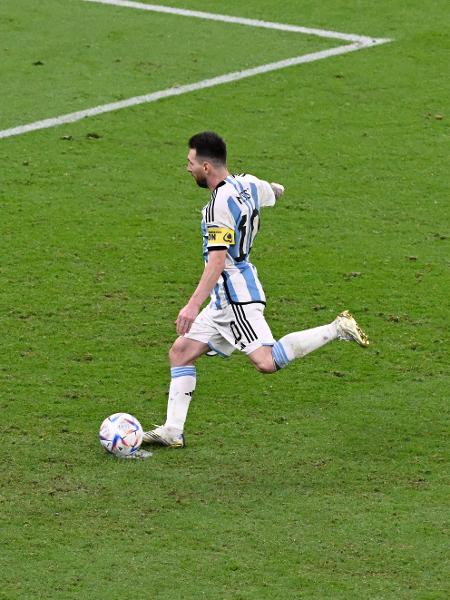 Messi cobrou a primeira penalidade da Argentina na disputa com a Holanda - PATRICIA DE MELO MOREIRA / AFP