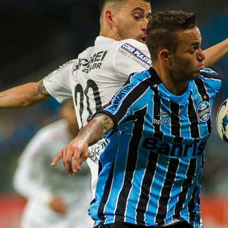 Lucas Lima e Luan, em um jogo entre Santos e Grêmio em 2014 - Ramiro Furquim/AGIF