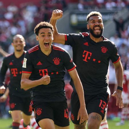 Jogadores do Bayern de Munique comemoram gol marcado contra o Colônia pelo Campeonato Alemão