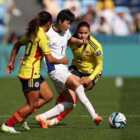 Jogadora da Coreia do Sul enfrenta marcação da Colômbia na Copa feminina
