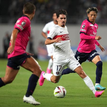 Vitinha, do PSG, tenta jogada em amistoso contra o Cerezo Osaka, do Japão