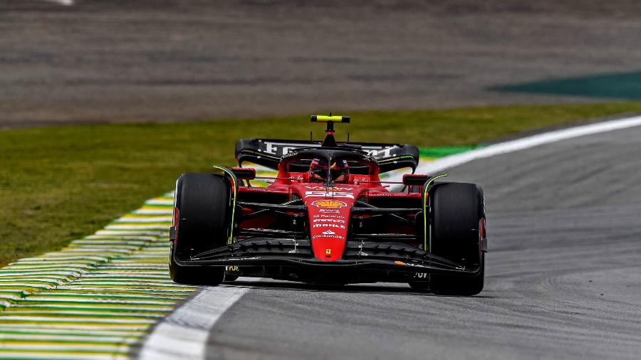 Carlos Sainz na pista de Interlagos, nesta sexta, no treino livre da F1