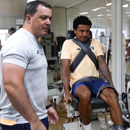 Luiz Gustavo faz testes e avaliações físicas na reapresentação do São Paulo