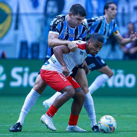 Kannemann, do Grêmio, tenta desarmar Gabrielzinho, do São Luiz, durante jogo do Campeonato Gaúcho