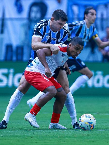 Kannemann, do Grêmio, tenta desarmar Gabrielzinho, do São Luiz, durante jogo do Campeonato Gaúcho