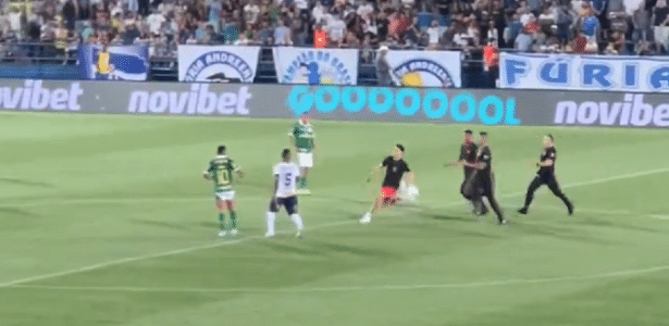 ABSURDO: Torcedor invade partida do Palmeiras, ameaçando Rony com um carrinho imprudente