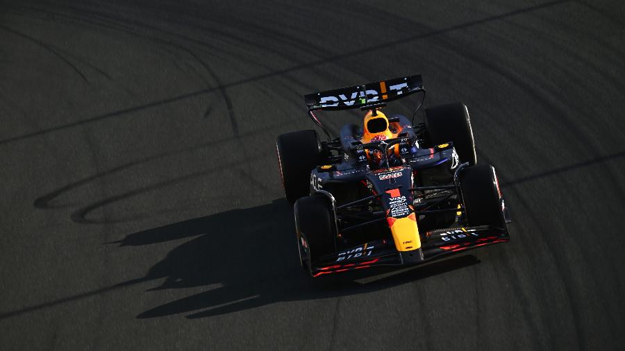 Max Verstappen durante a primeira sessão de treinos livres da Arábia Saudita