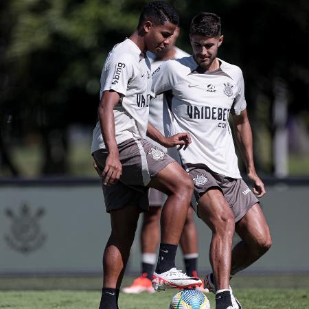 Wesley e Padro Raul durante treino do Corinthians