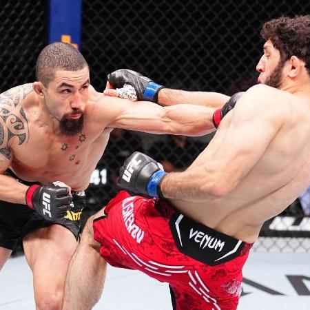 Robert Whittaker (esq.) nocauteou Ikram Aliskerov no UFC Arábia Saudita