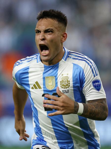 Lautaro Martínez comemora gol da Argentina contra o Peru