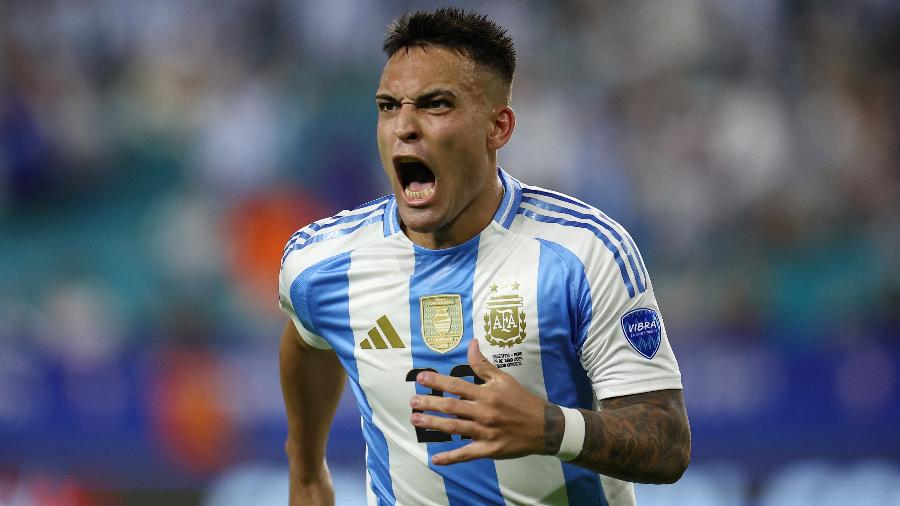 Lautaro Martínez comemora o gol da Argentina contra o Peru