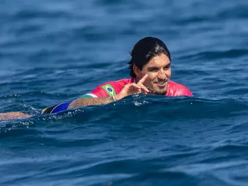 Surfe é adiado, mas terá disputa de medalhas neste sábado com Medina e Tati