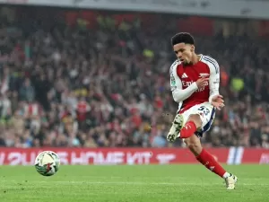 Adolescentes brilham, Arsenal goleia e avança na Copa da Liga Inglesa