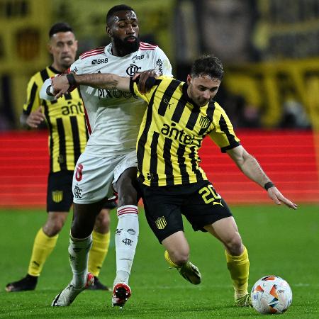 Gerson em ação durante jogo entre Flamengo e Peñarol pela Libertadores