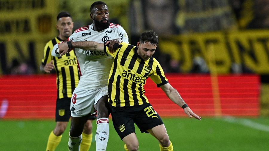 Gerson em ação durante jogo entre Flamengo e Peñarol pela Libertadores