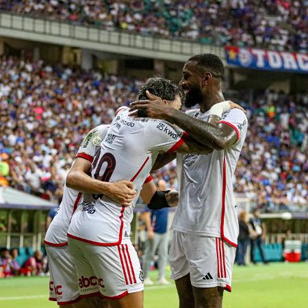 Gerson, Ayrton Lucas e Gabriel Barbosa comemoram gol do Flamengo contra o Bahia