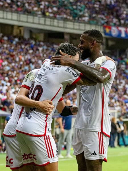 Gerson, Ayrton Lucas e Gabriel Barbosa comemoram gol do Flamengo contra o Bahia