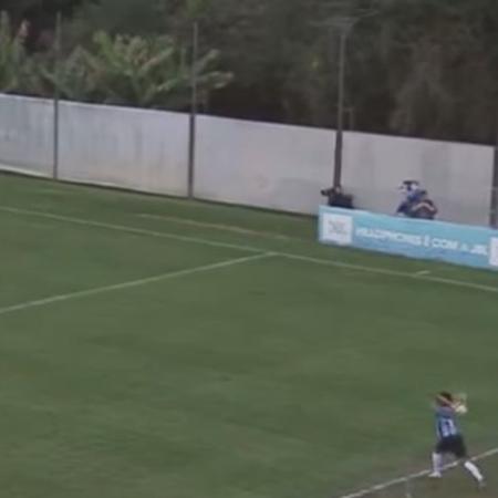 Grêmio faz gol em cobrança de lateral durante jogo pelo Gaúchão Sub-20
