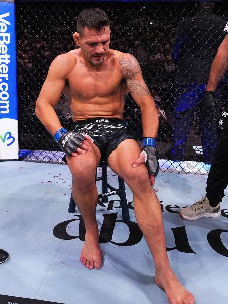 Rafael Dos Anjos sofreu uma lesão no joelho esquerdo no princípio do combate