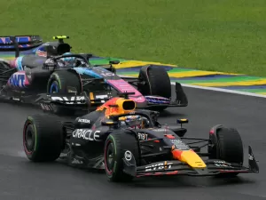 Verstappen brilha em meio ao caos de Interlagos e coloca mão na taça