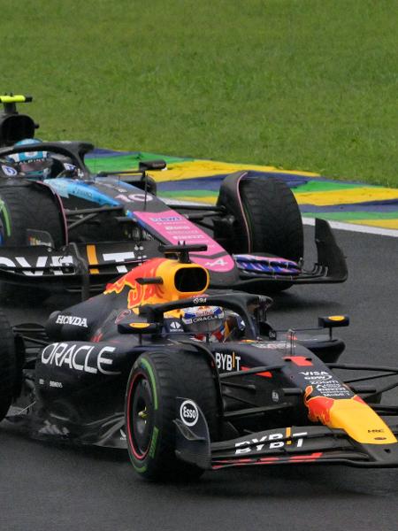 Max Verstappen, da Red Bull, e Pierre Gasly, da Alpine, em corrida no GP de São Paulo