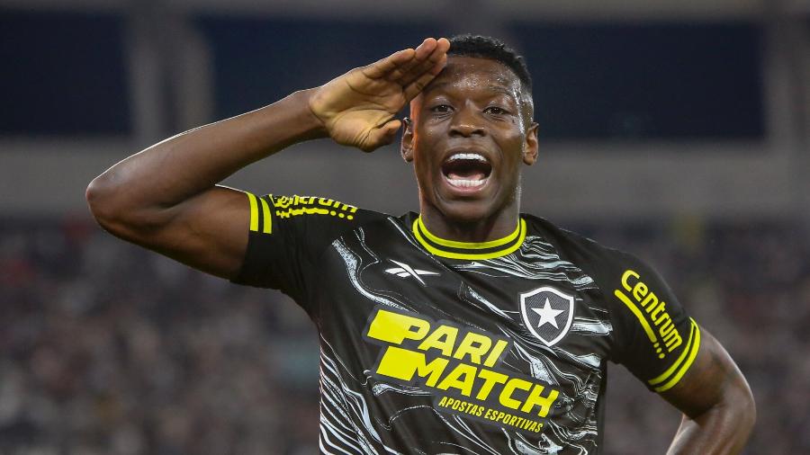 Luiz Henrique, do Botafogo, celebra gol sobre o Vasco em partida do Campeonato Brasileiro