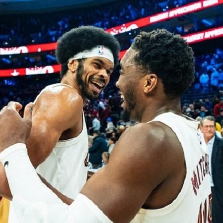 Jogadores do Cleveland Cavaliers celebram a invencibilidade com 13ª vitória seguida na NBA