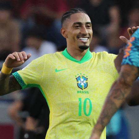 Raphinha comemora gol do Brasil sobre a Venezuela em jogo das Eliminatórias - Edilzon Gamez/Getty Images