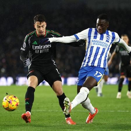 Gabriel Martinelli disputa lance em jogo entre Arsenal e Brighton