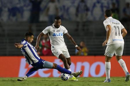 Edenílson tenta fazer o desarme durante CSA x Grêmio, duelo da Copa do Brasil