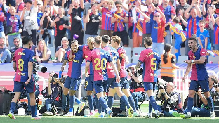 Raphinha comemora gol marcado pelo Barcelona contra o Real Madrid, pelo Campeonato Espanhol