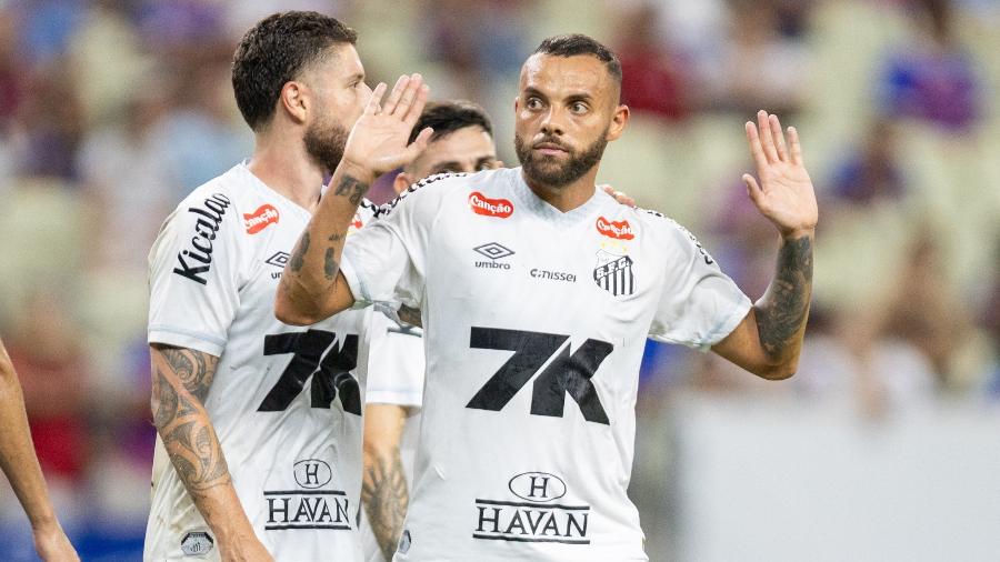 Guilherme não comemorou após marcar para o Santos contra o Fortaleza no Brasileirão Guilherme não comemorou após marcar para o Santos contra o Fortaleza no Brasileirão