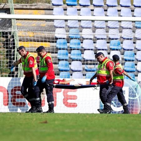 A atacante Nycole, do Benfica, deixou o campo de maca após choque de cabeça na partida contra o Valadares A atacante Nycole, do Benfica, deixou o campo de maca após choque de cabeça na partida contra o Valadares
