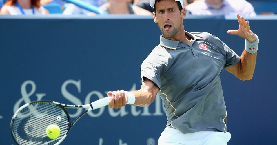 Novak Djokovic rebate bola na partida contra Federer na final do Masters 1.000 de Cincinnati
