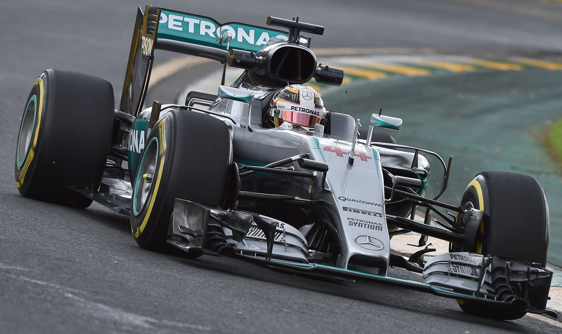 Lewis Hamilton, da Mercedes, foi o mais rápido na primeira sessão no Albert Park. Inglês marcou 1min29s725 - Paul Crock/AFP