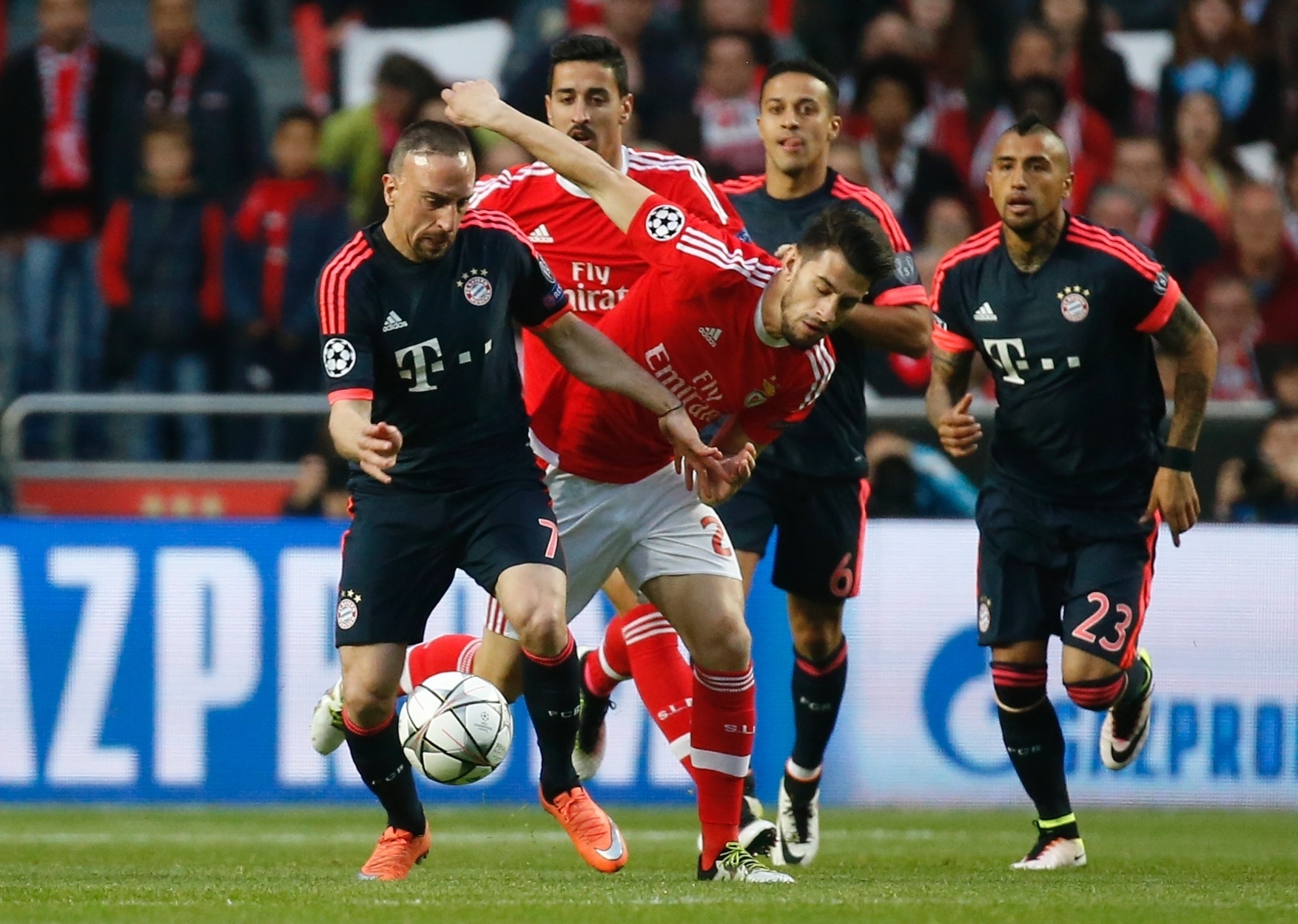 Ribery disputa jogada com defensor do Benfica na partida entre Bayern de Munique e Benfica pela Liga dos Campeões - Paul Hanna/Reuters