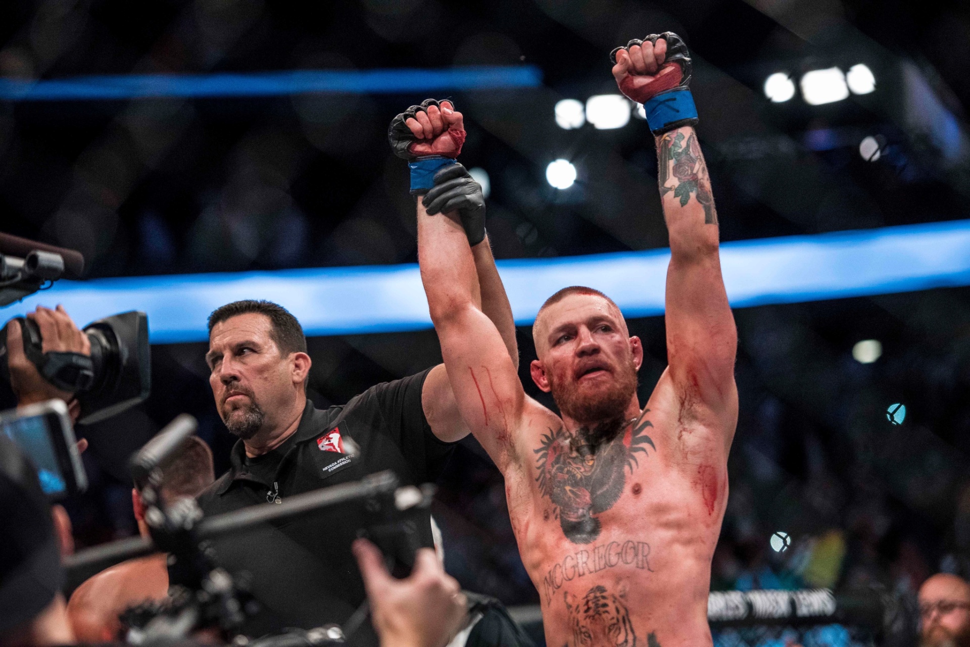 Conor McGregor comemora a vitória sobre Nate Diaz no UFC 202 por decisão dos jurados - Joshua Dahl-USA TODAY