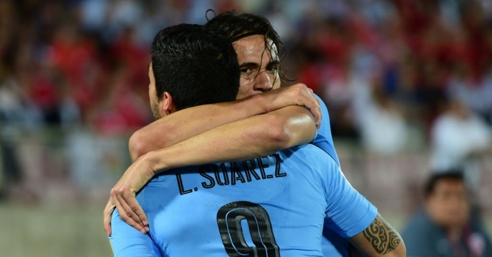 Cavani e Suárez comemoram gol do Uruguai contra o Chile