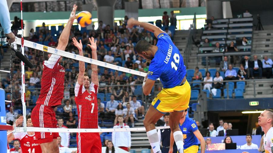 Lucarelli tenta o ataque para o Brasil na partida contra Polônia na Liga Mundial - fivb/Divulgação