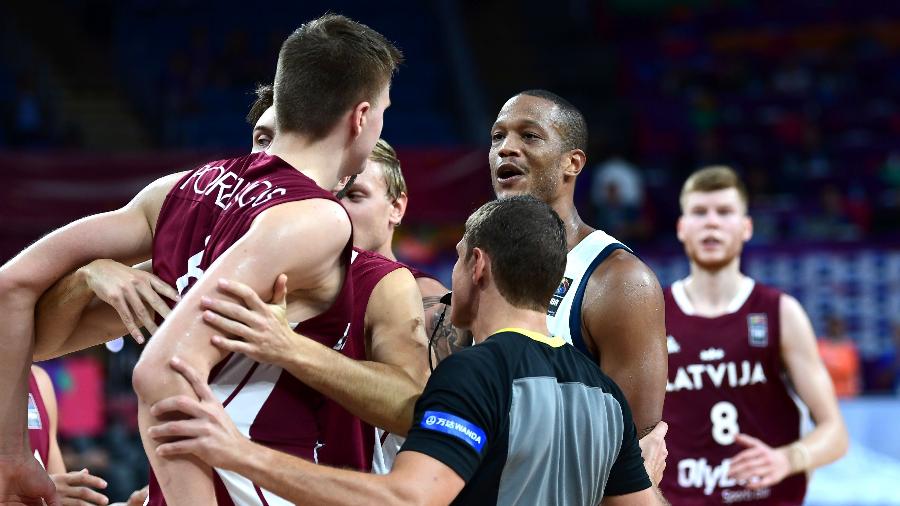 Anthony Randolph e Kristaps Porzingis trocam provocações durante jogo do Eurobasket - Ozan Kose/AFP