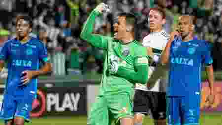 Goleiro Wilson comemora gol do Coritiba contra o Avaí - REINALDO REGINATO/FOTOARENA/FOTOARENA/ESTADÃO CONTEÚDO - REINALDO REGINATO/FOTOARENA/FOTOARENA/ESTADÃO CONTEÚDO