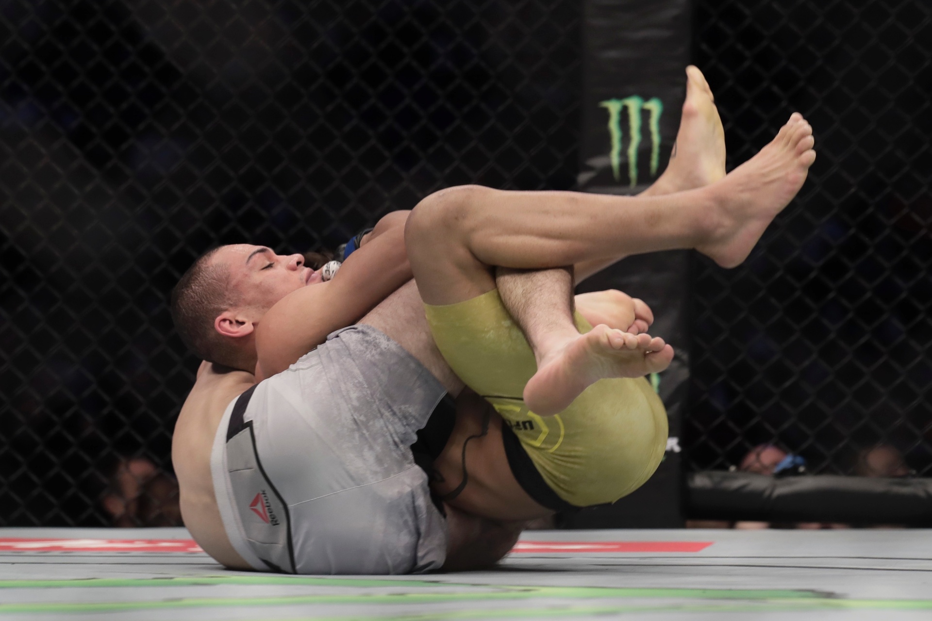No card preliminar, o brasileiro Sheymon Moraes foi finalizado pelo russo Zabit Magomedsharipov - Hu Chengwei/Getty Images