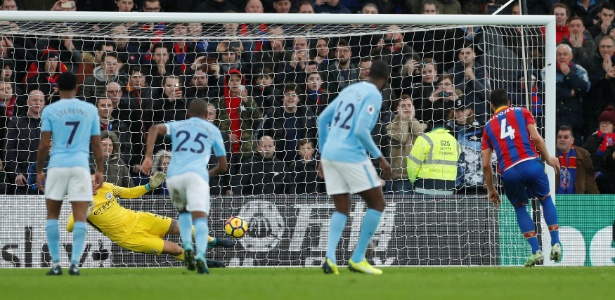 Ederson defende pênalti contra o Crystal Palace - Reuters/John Sibley - Reuters/John Sibley