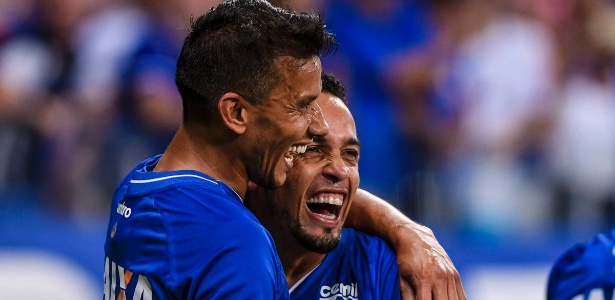 Henrique e Rafinha comemoram o segundo gol do Cruzeiro sobre o Tupi - Divulgação Mineirão