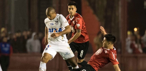 Carlos Sánchez entrou em campo contra o Independiente irregularmente -  Ivan Storti/Santos FC