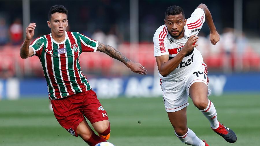 Reinaldo, do São Paulo, disputa jogada com Dodi, do Fluminense, em duelo pelo ano passado - Marcello Zambrana/AGIF