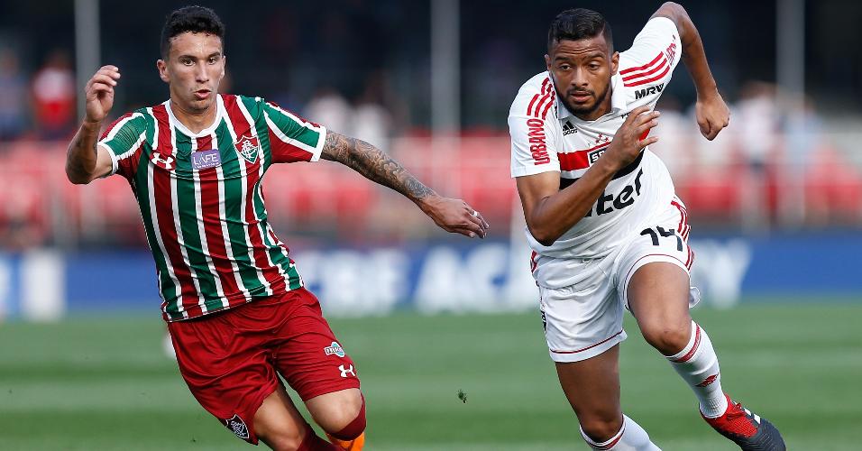 Reinaldo, do São Paulo, disputa jogada com Dodi, do Fluminense
