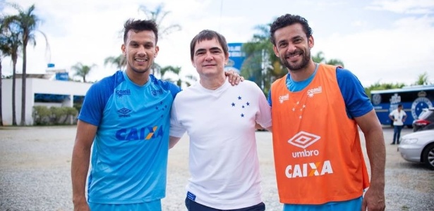 Samuel Rosa foi ao treino do Cruzeiro e posou para foto com Henrique (e) e Fred (d) - Divulgação/Cruzeiro